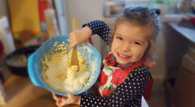 (C)Gorny -Kind mit Rührschüssel