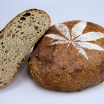 Hanfbrot mit Anschnitt.JPG